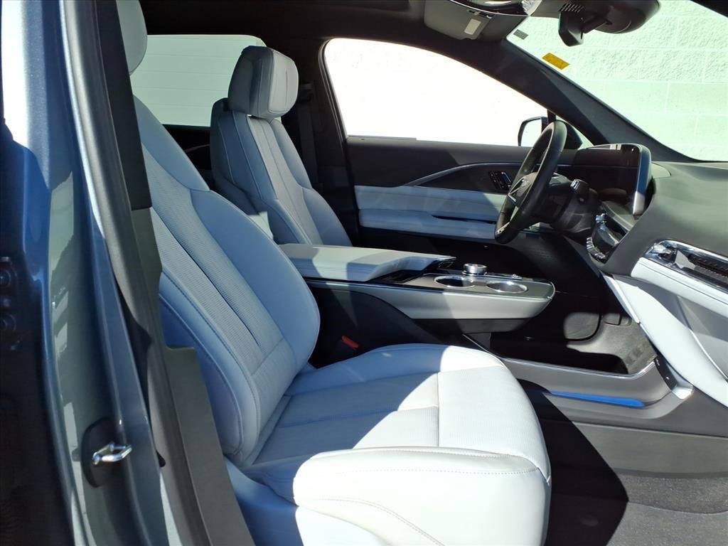 2024 Cadillac LYRIQ Luxury 1